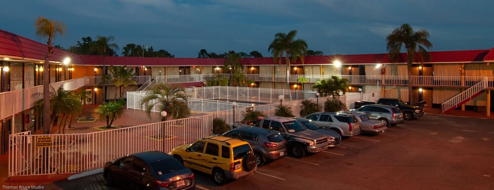 Express Inn & Suites 5 Miles from St Petersburg Clearwater Airport - photo 19