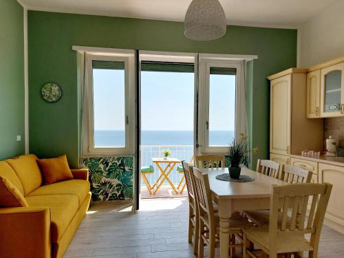 Una finestra sul mare Home2 Affitti Brevi Liguria — 4-Star Luxury Hotel in Bergeggi, Italy