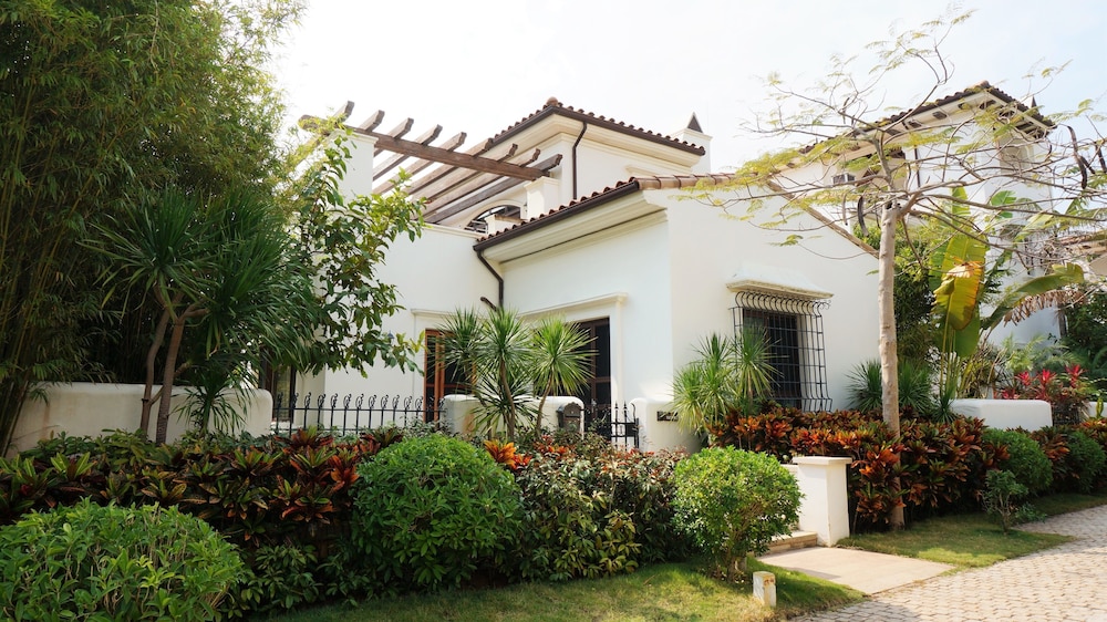 Qingshui Bay Resort Villa in Lingshui, People's Republic of China