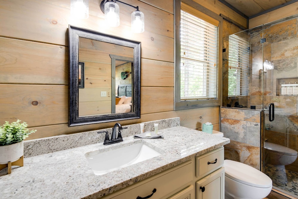 Cobbly Nob Resort Cabin: Hot Tub Pool & Views - photo 15