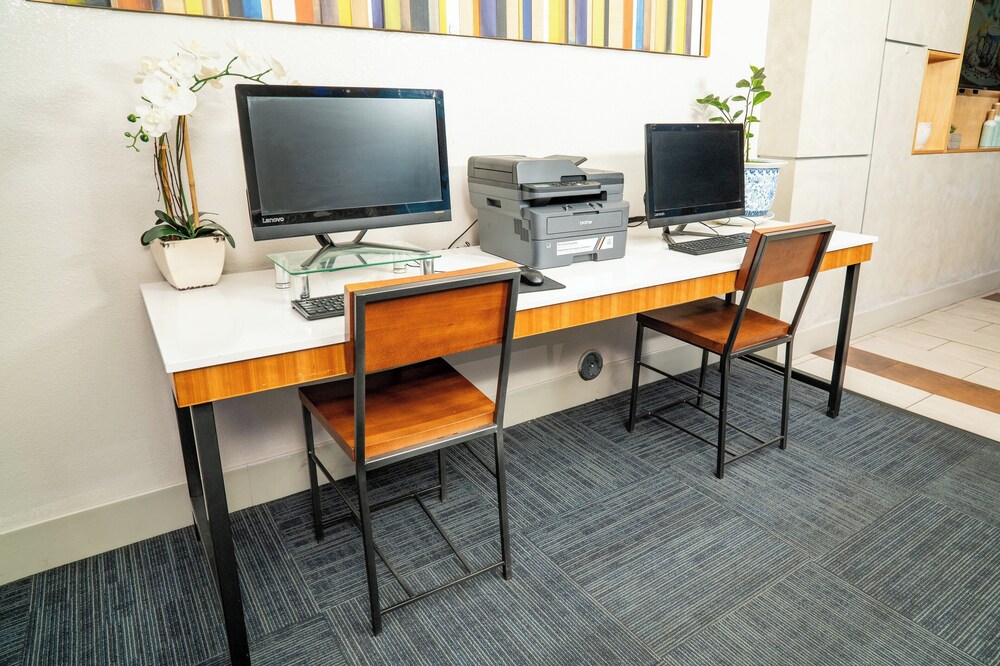 Holiday Inn Express Hotel & Suites Hesperia by IHG - photo 33
