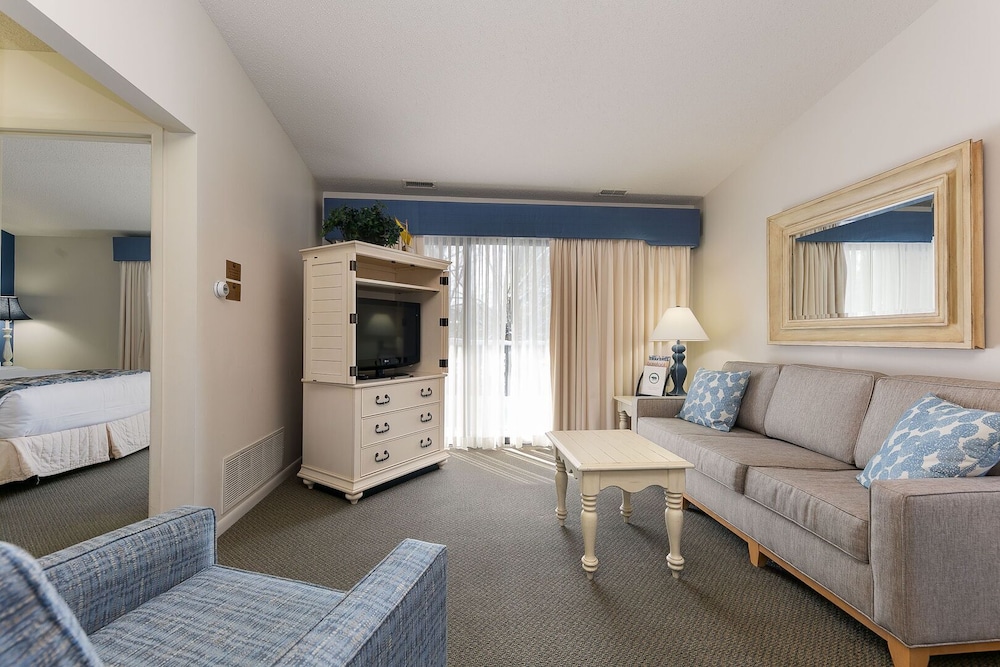 Stunning Condo with Beach Access The Shores 5719 — 4-Star Luxury Hotel in Traverse City, United States
