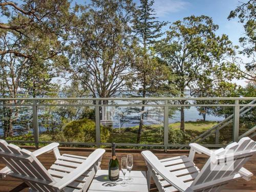 Niaroo Lakeside in Summerland Point, Australia