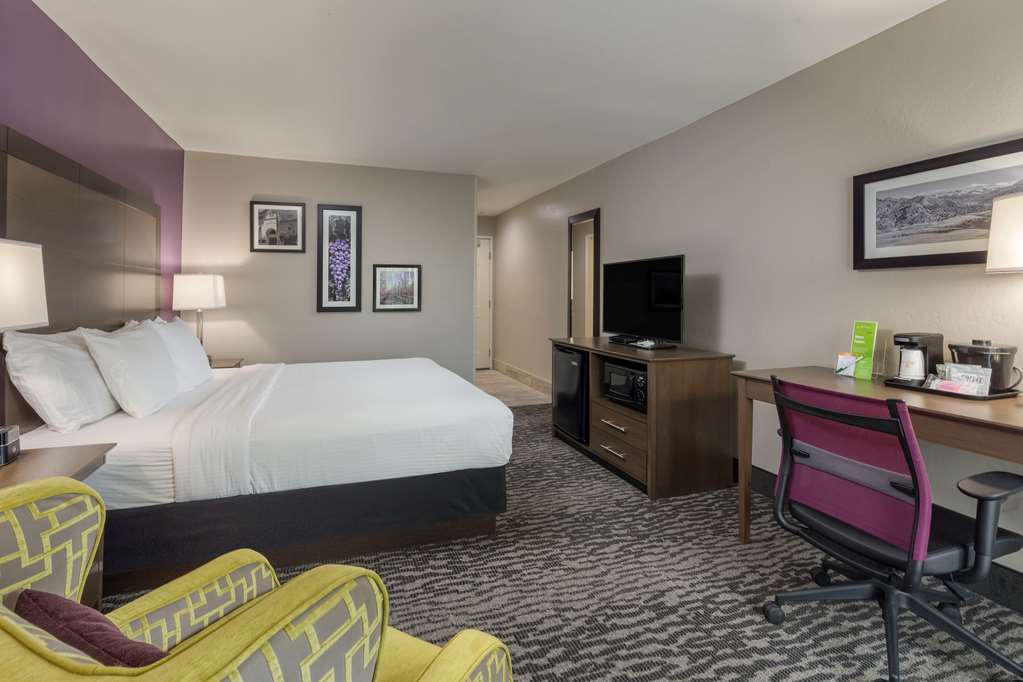 La Quinta Inn & Suites by Wyndham Visalia Sequoia Gateway - photo 17