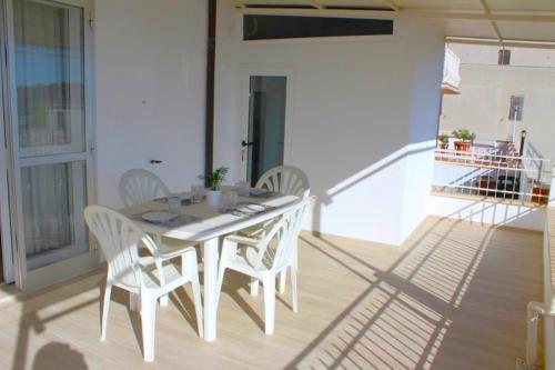 Quadrilo Mauro cielo terra con terrazza vista mare — 4-Star Luxury Hotel in Marcelli, Italy