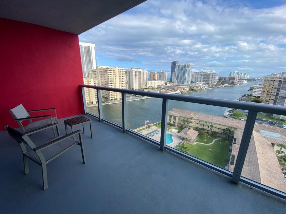 Beach Retreat Sleek Design & Full Kitchen A — 4-Star Luxury Hotel in Hallandale Beach, United States