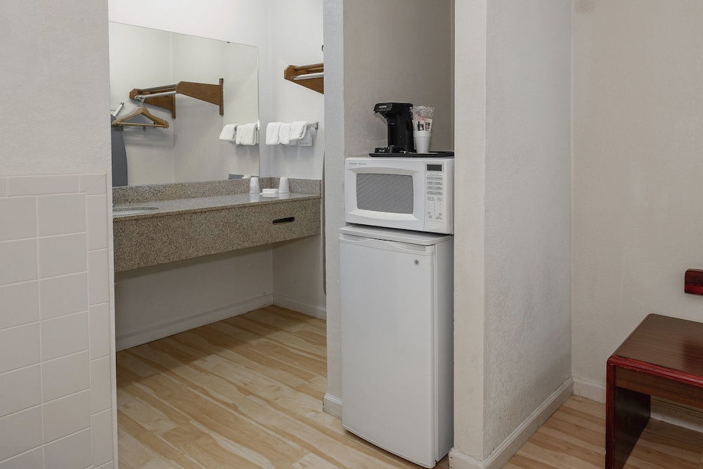 Red Roof Inn & Suites Rome - photo 47