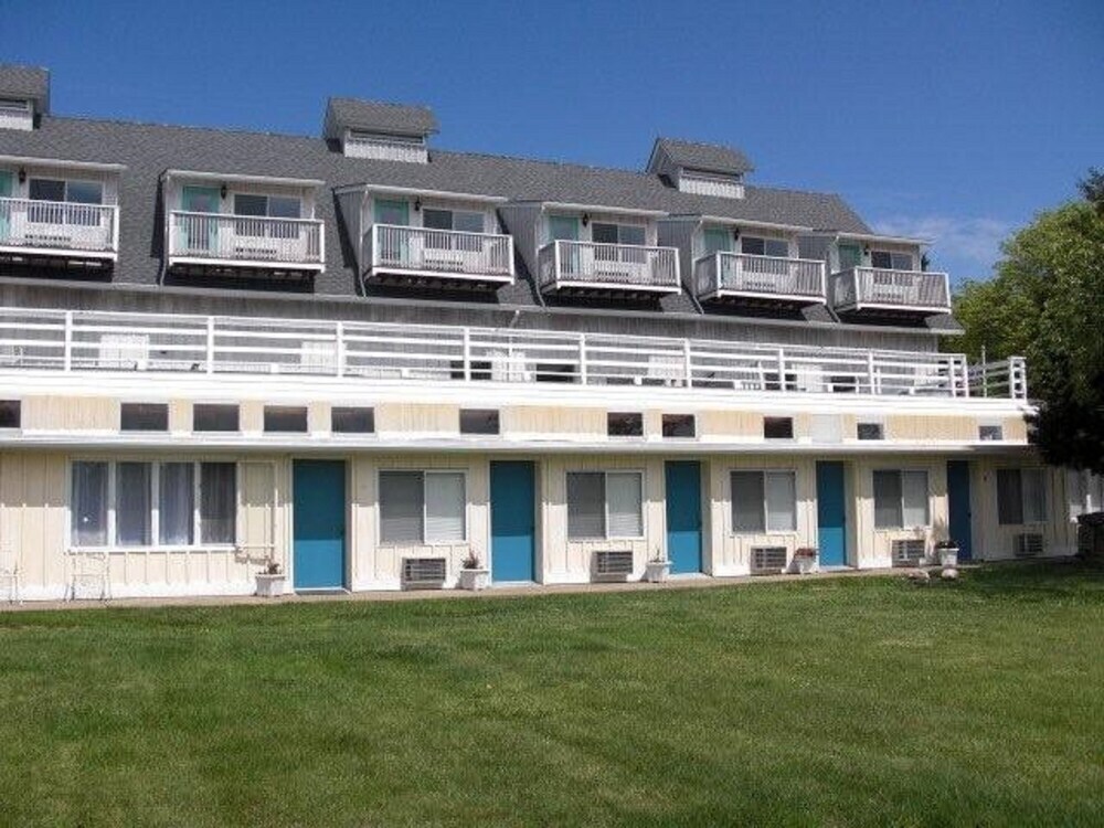 The Windswept Inn - photo 12