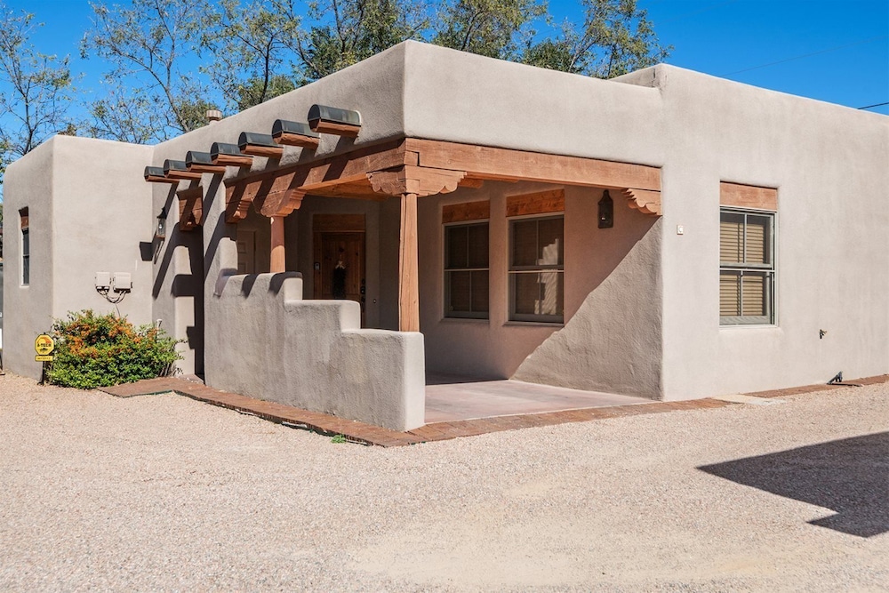 Kiva Stunning & Lovely With Kiva Fireplace Walk to the Plaza and the Railyard - photo 25