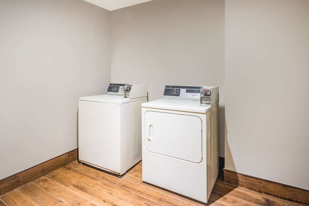 La Quinta Inn & Suites by Wyndham Brooklyn Central - photo 30