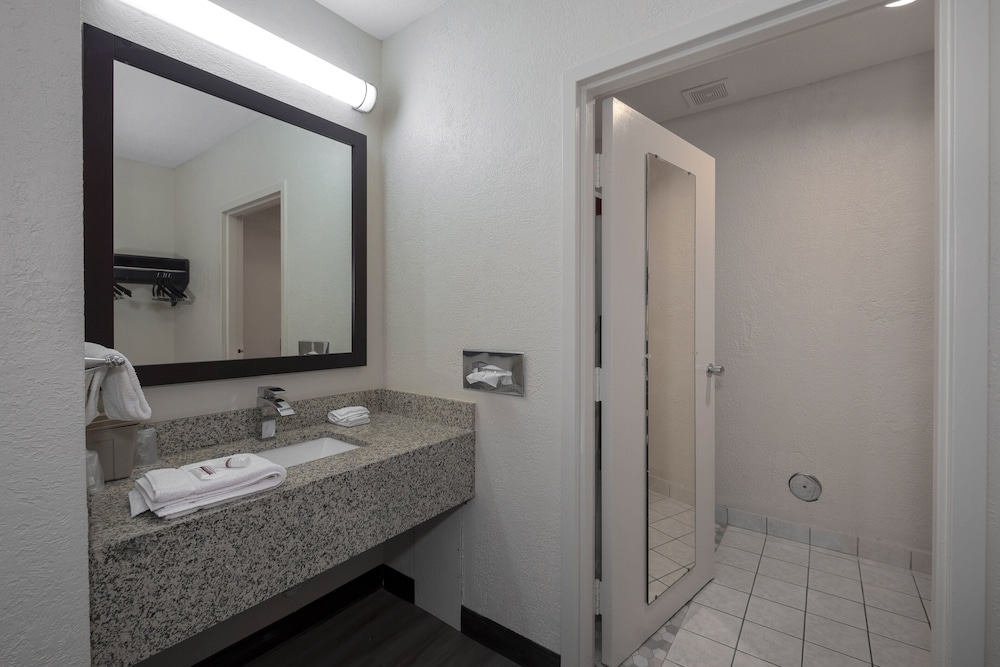 Red Roof Inn Warrenton - photo 21