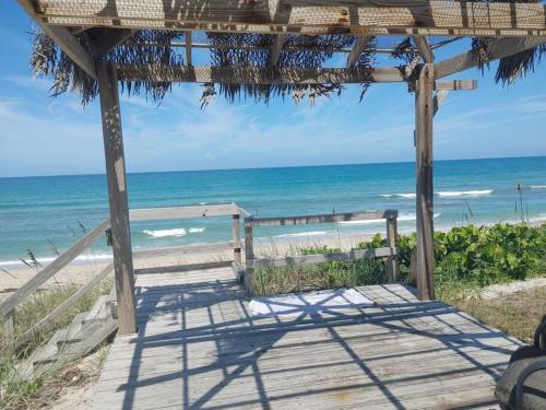Melbourne Beach Ocean Front house on 1.2 acres — 4-Star Luxury Hotel in Melbourne Beach, United States