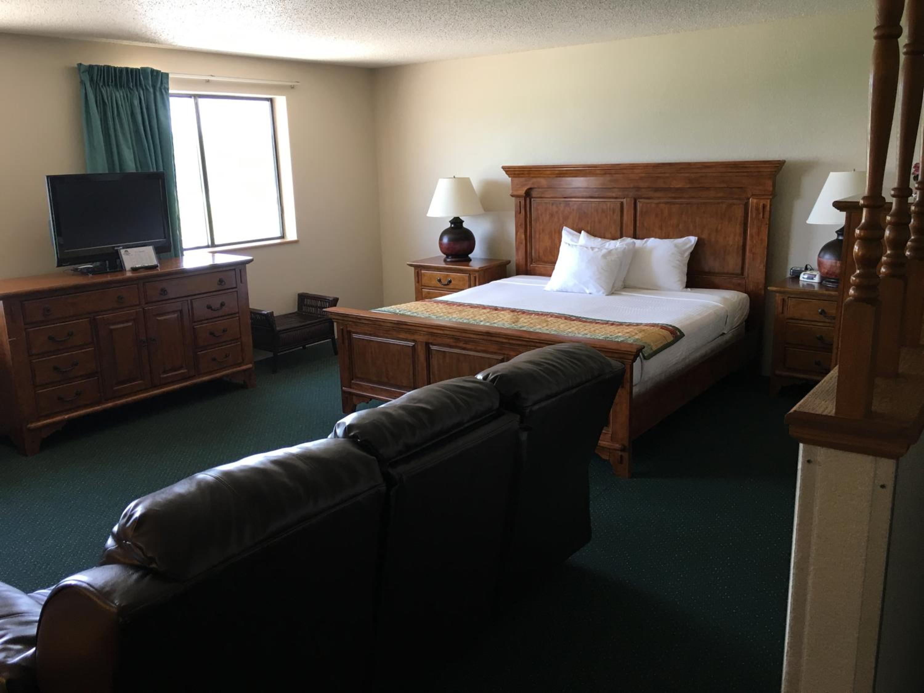 Cassville Four Seasons Inn & Suites - photo 5