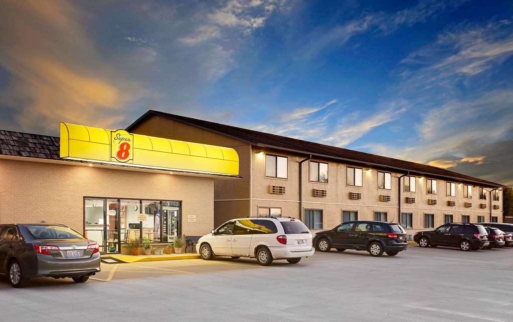 Super 8 by Wyndham Macomb - carbon neutral hotel in Macomb