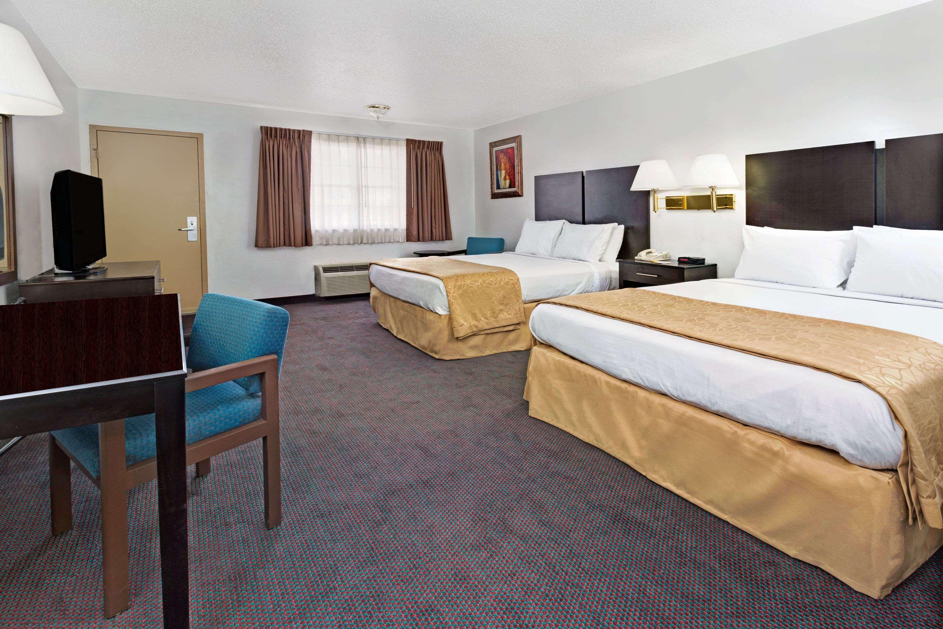 Days Inn & Suites by Wyndham Santa Rosa - photo 5