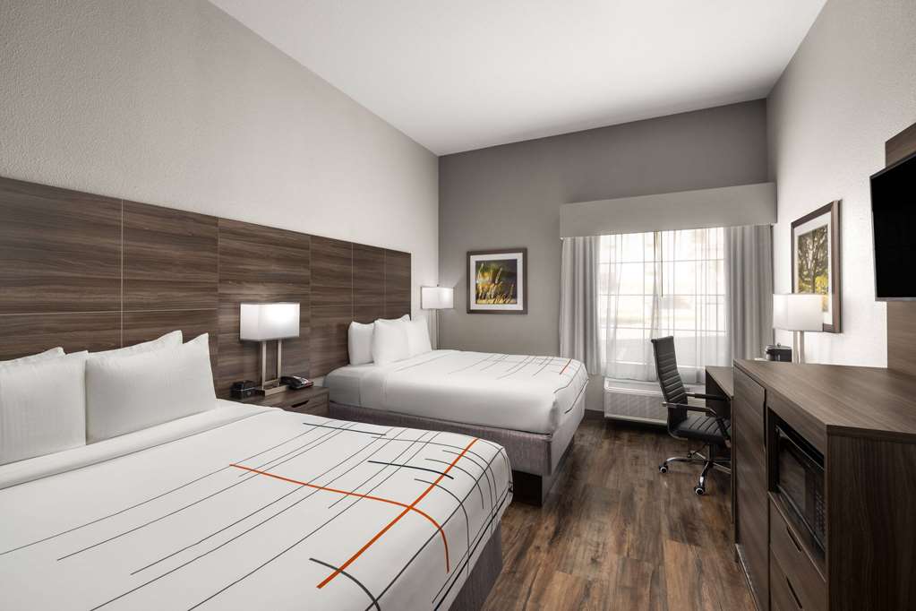 La Quinta Inn & Suites by Wyndham Denton University Drive - photo 15