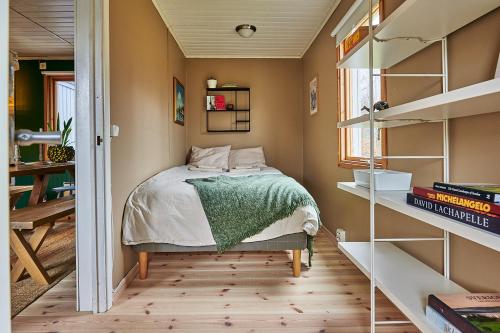 Cosy cabin w fireplace 3 mins from Söderåsen Park — 4-Star Luxury Hotel in Ljungbyhed, Sweden