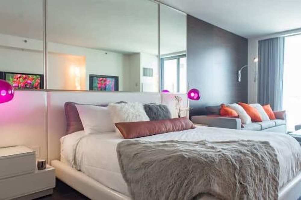 Luxury Suites at the Palms - photo 10