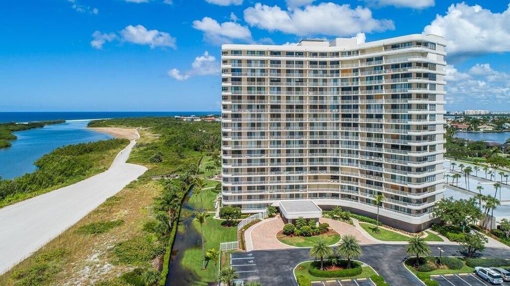 Resort Condo with Balcony and Stunning Ocean Views — 4-Star Luxury Hotel in Marco Island, United States