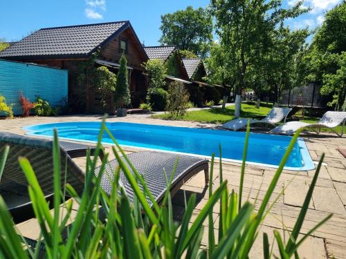 Domki i dom w sadzie Stegna z podgrzewanym basenem prywatne jacuzzi przy domu in Stegna, Poland