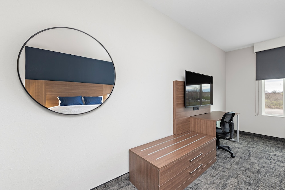 Holiday Inn Exp Parkville - photo 9
