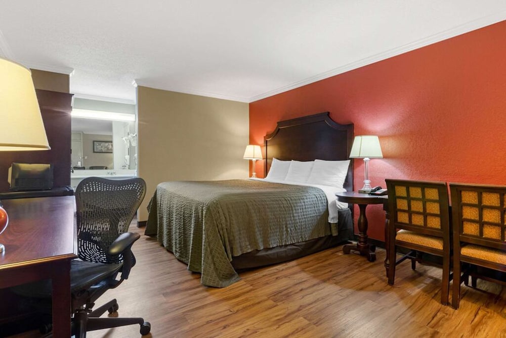 Days Inn by Wyndham Hinesville Near Fort Stewart - photo 5