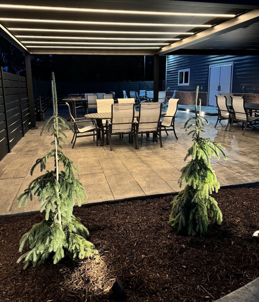 Cardinal Inn & Event Center - photo 11