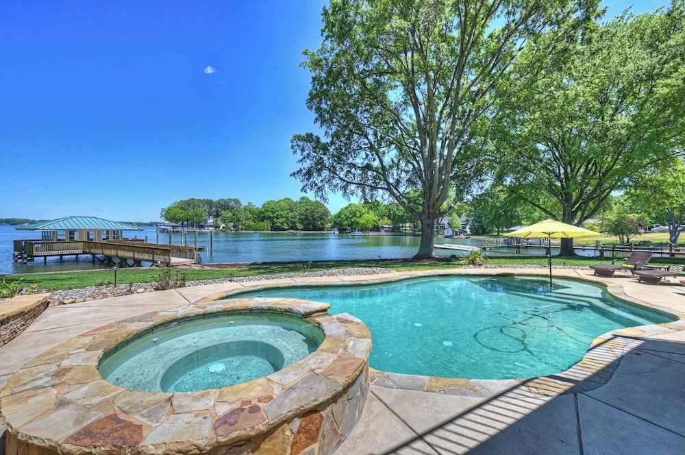 Water Water Everywhere by Avantstay Pool Dock in Mooresville, United States