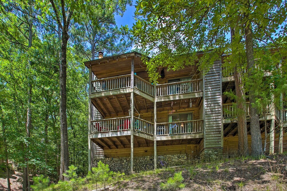Mount Ida Condo w Balcony Resort Amenities — hotel in Mount Ida