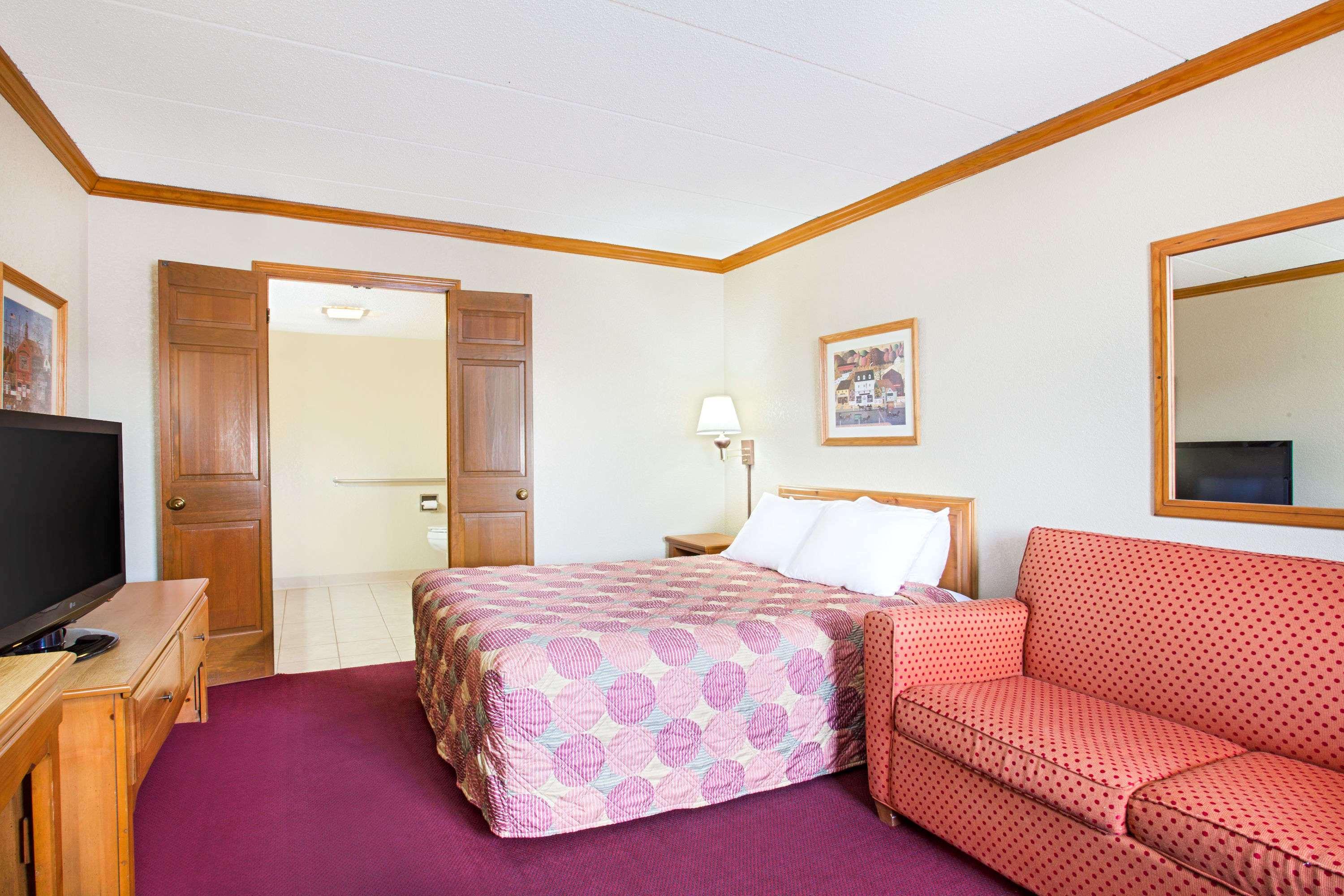 Days Inn By Wyndham Auburn - photo 6