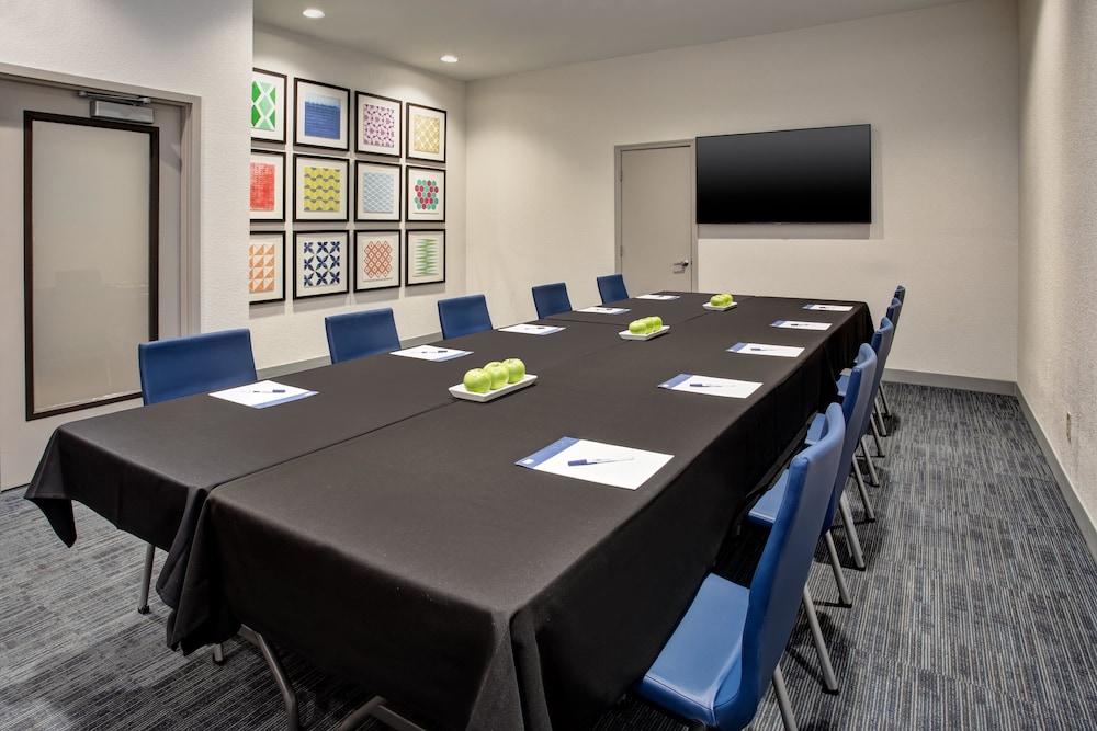 Holiday Inn Express Nashville Airport - photo 31