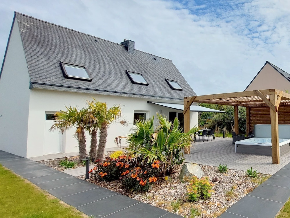 Holiday Home in Plouarzel Near Sandy Beaches — 4-Star Luxury Hotel in Plouarzel, France