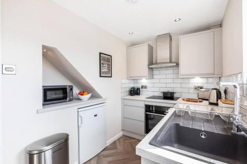 'The Cobbles' central stylish garden views