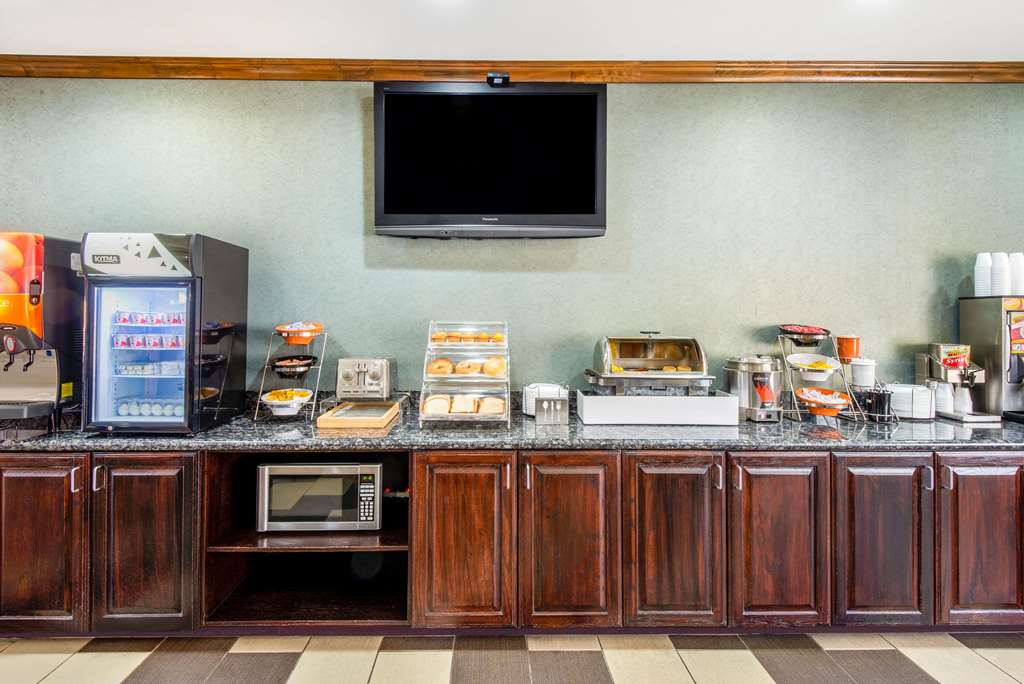 La Quinta Inn & Suites by Wyndham Glen Rose - photo 55