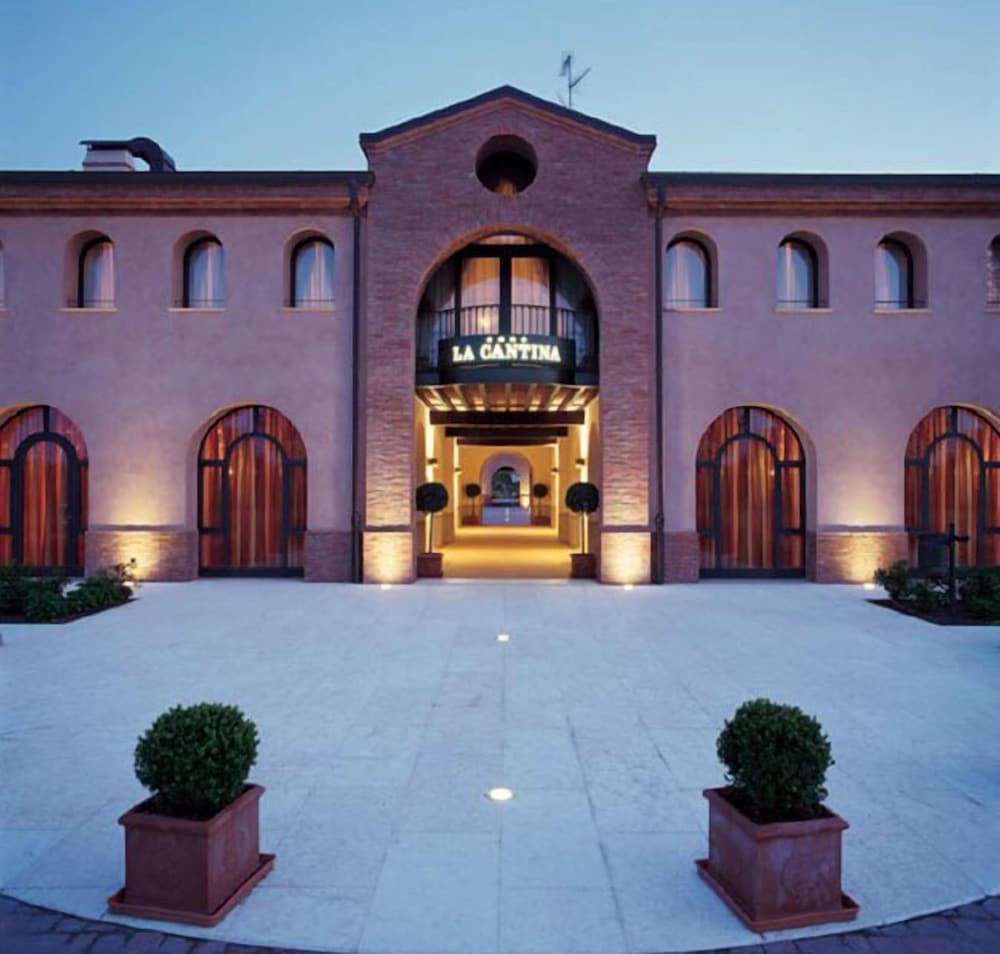 La Cantina Hotel Residence — 4-Star Luxury Hotel in Medolla, Italy