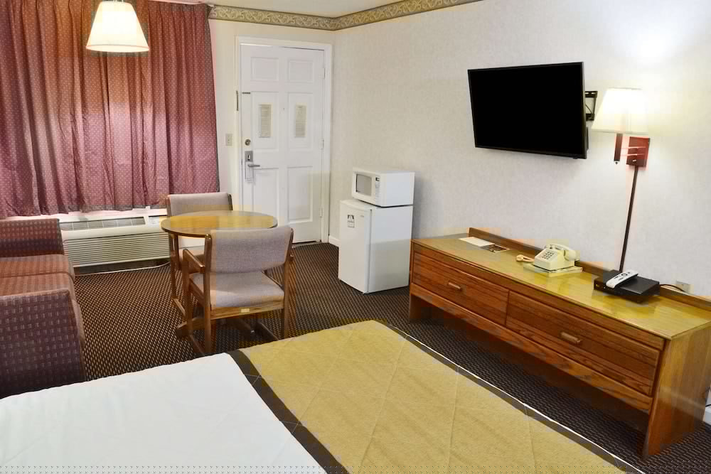 Econo Lodge Calhoun North Damascus - photo 21