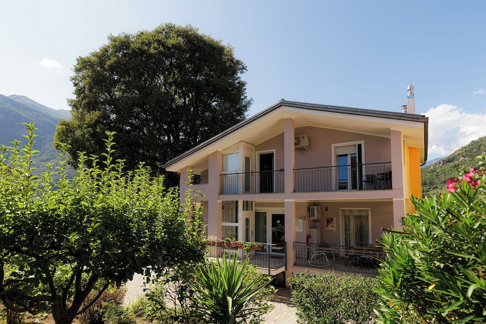 B&B L'Albero Maestro — 4-Star Luxury Hotel in Borgofranco D'ivrea, Italy