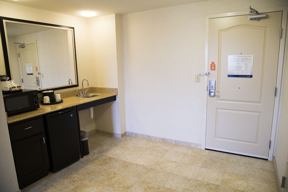Hampton Inn & Suites Sharon - photo 43