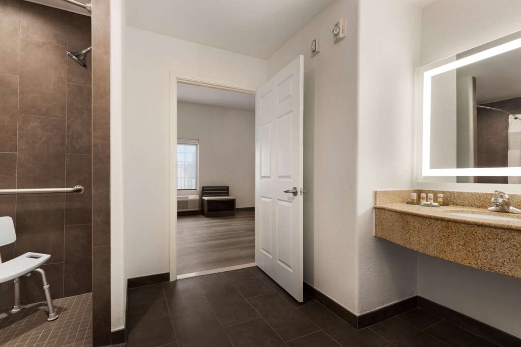 La Quinta Inn & Suites by Wyndham Port Arthur - photo 30