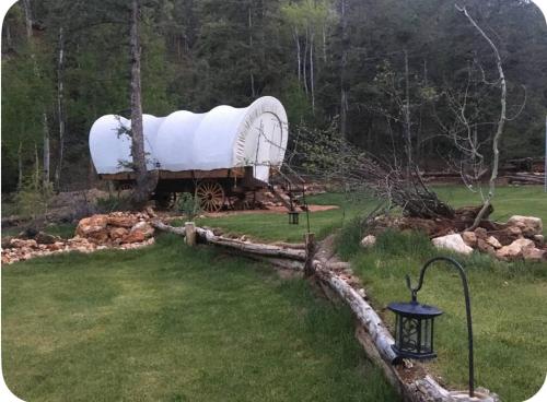 Whispering Pines Glamping Resort Wagon #3 — hotel in Alton