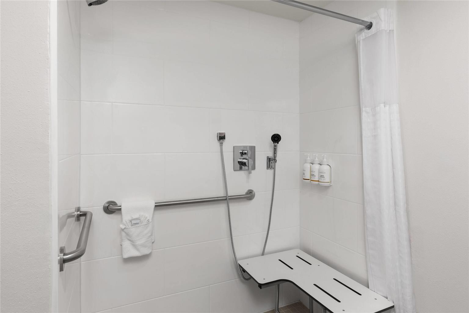 La Quinta Inn & Suites by Wyndham Atlanta Roswell - photo 13