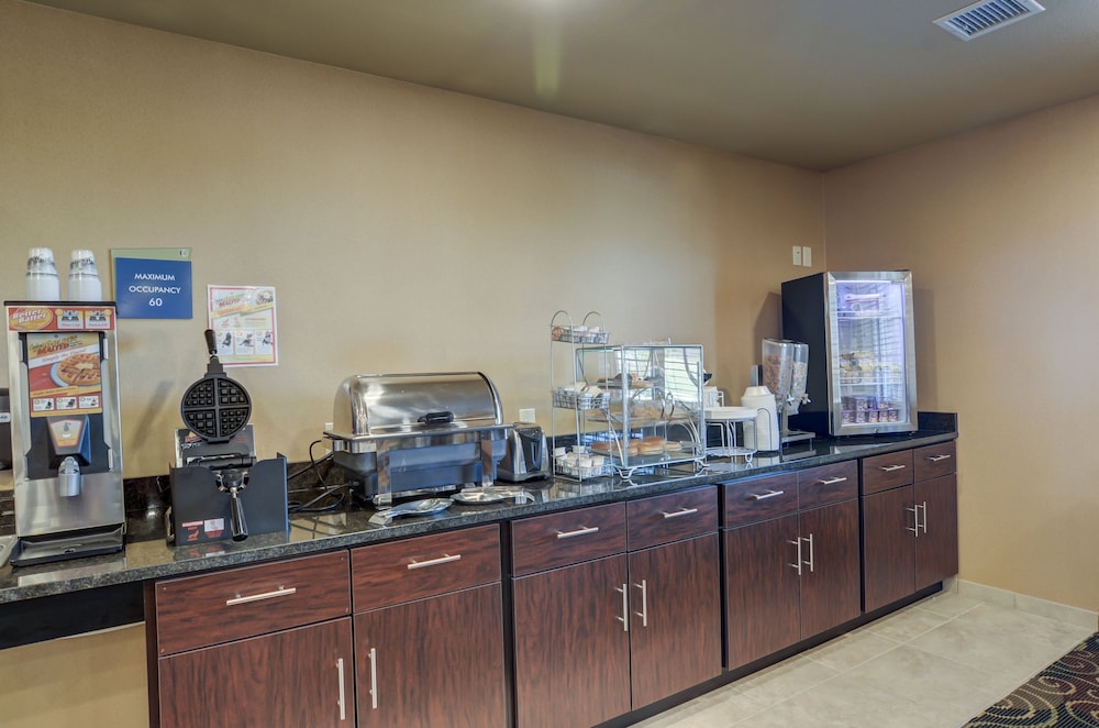 Cobblestone Inn & Suites Kersey - photo 29