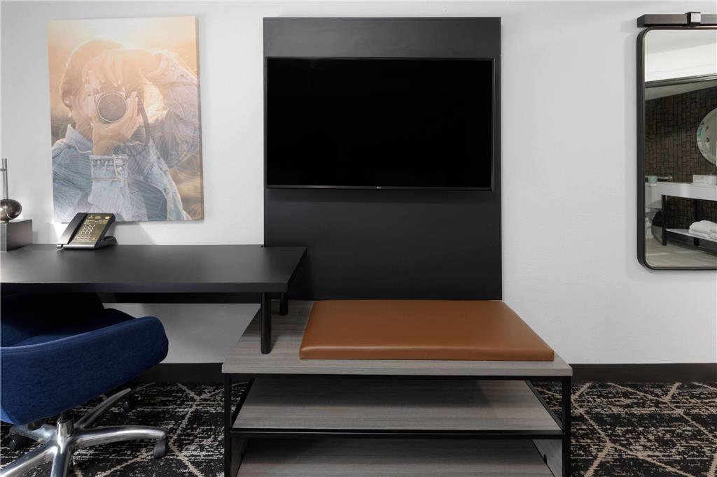 La Quinta Inn & Suites by Wyndham Houston Bush IAH South - photo 23