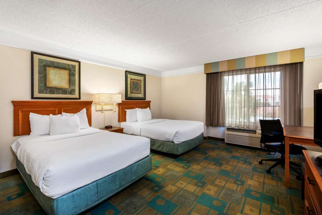 La Quinta Inn & Suites by Wyndham Phoenix West Peoria - photo 15