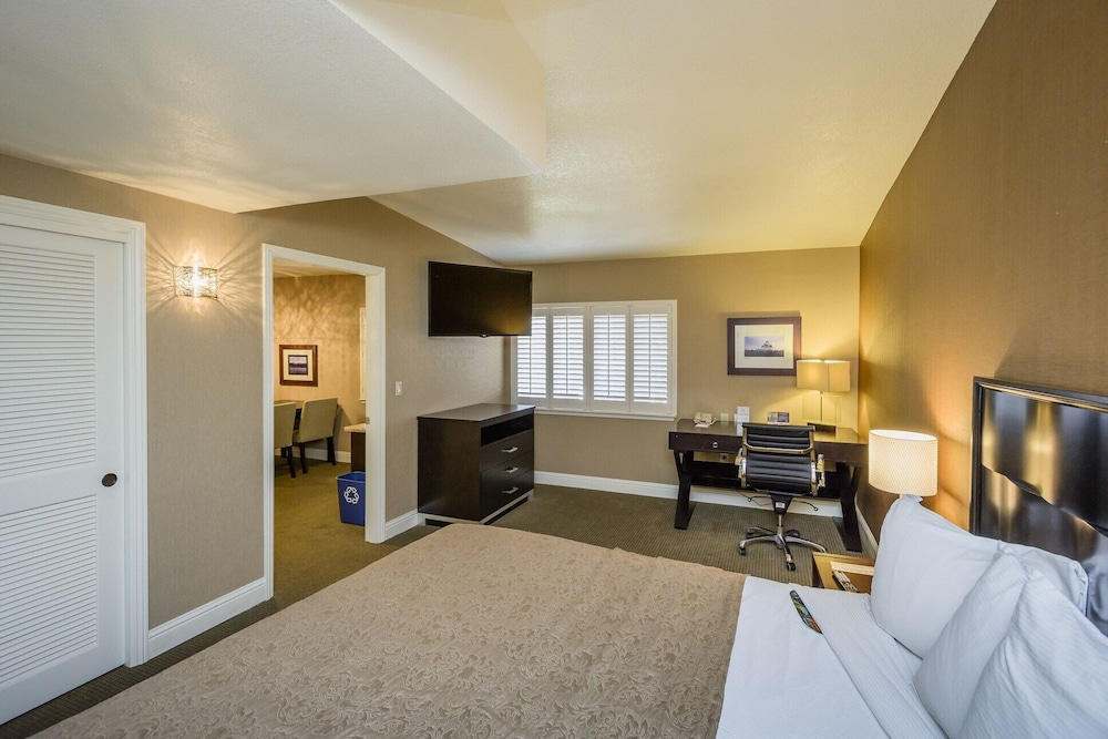 Lions Gate Hotel - photo 5