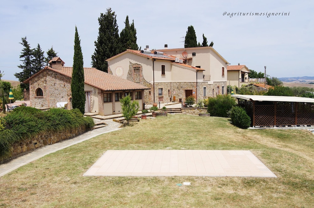 Agriturismo Signorini — 4-Star Luxury Hotel in Lajatico, Italy