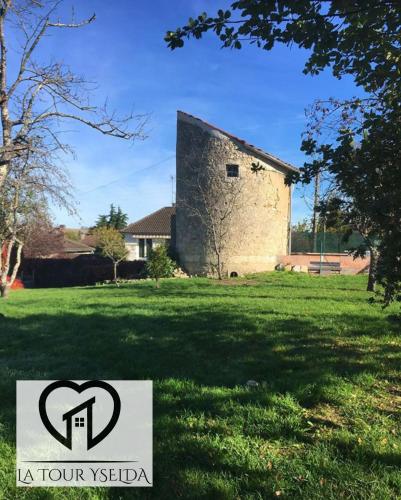 L Insolite Et Medievale Tour Yselda — Saint Pourcain Sur Sioule