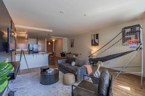 Stylish 1BR HighRise DT Parking Pool Gym W D Golf — 4-Star Luxury Hotel in Phoenix, United States
