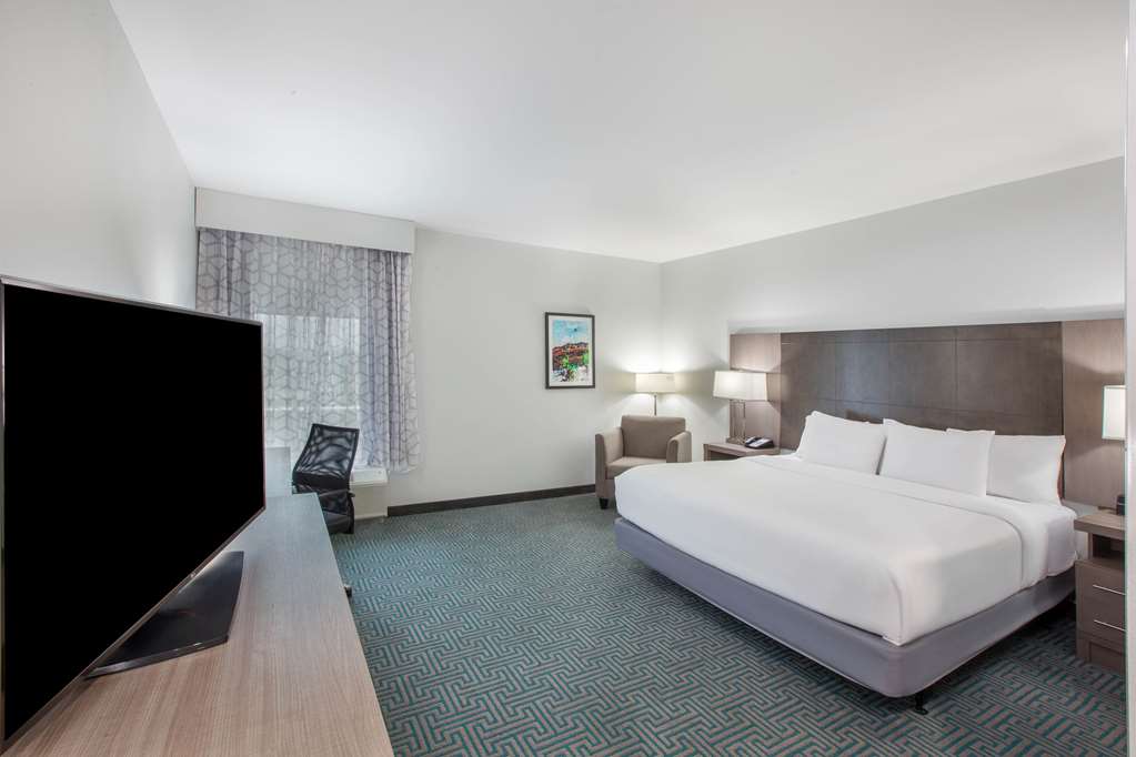 La Quinta Inn & Suites by Wyndham Dallas Duncanville - photo 15