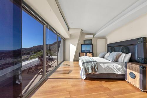 Sea Views Secret Garden 3 Bedroom Villa in Camps Bay